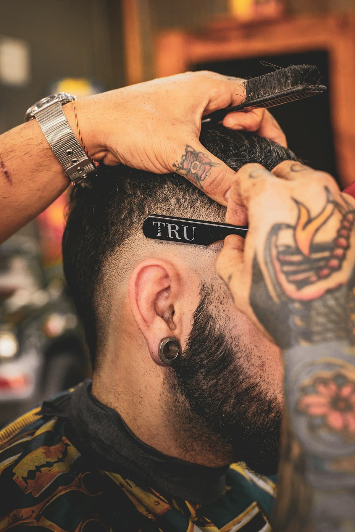 Barbero afeitando a un cliente en una barbería tradicional