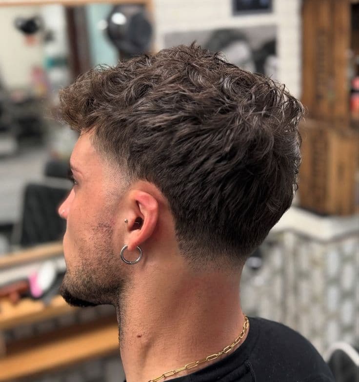 Hombres en una peluquería moderna